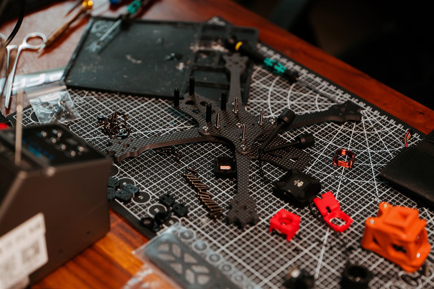 FPV Drohne ERA5 selber bauen – Bauteile auf Schneidematte